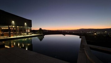 季節性室外泳池;10:00 至 19:30 開放;免費小屋、泳池傘