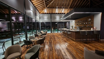 Bar junto a la piscina