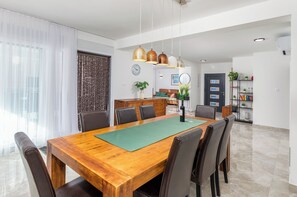 Villa Luxe, 4 chambres, vue cour intérieure | Restauration dans la chambre