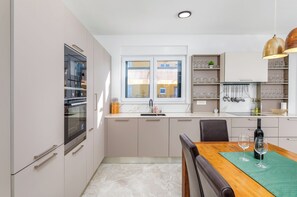 Luxury Villa, 4 Bedrooms, Courtyard View | Private kitchen