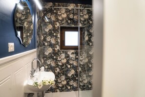 Regadera, secadora de cabello, bidet, toallas 