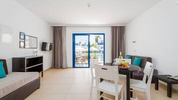 Apartment, 1 Schlafzimmer, Poolblick | Wohnbereich | Fernseher