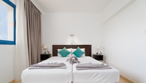 Leilighet, 1 soverom, balkong | 1 soverom, safe på rommet, skrivebord og blendingsgardiner