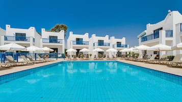 Außenpool, Sonnenschirme, Liegestühle