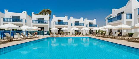 Kolam renang terbuka, payung kolam, kerusi lepak pantai