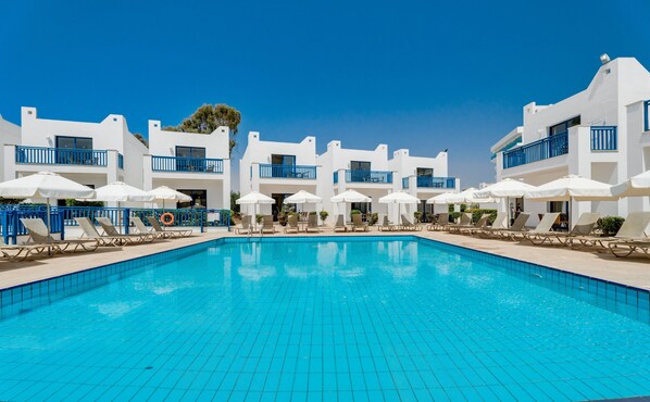 Piscine extérieure, parasols de plage, chaises longues