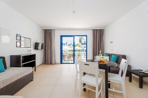 Appartement, 1 chambre, vue piscine, rez-de-chaussée | Coin séjour | Télévision