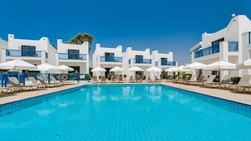 Apartment, 1 Bedroom, Balcony, Pool View | Living area
