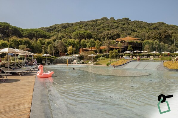 Seasonal outdoor pool, open 10:00 AM to 6:00 PM, pool umbrellas - HOTIDAY Lodge Castiglione (Castiglione della Pescaia)