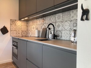 Køleskab, mikrobølgeovn, ovn, kogeplade