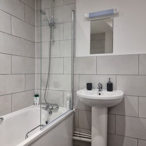 Appartement | Badkamer | Een douche, handdoeken