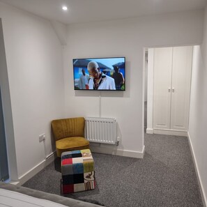 Apartment | Interior - London Oasis Modern 2BR Apartment (London)