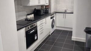 Fridge, microwave, oven, stovetop - London Oasis Modern 2BR Apartment (London)