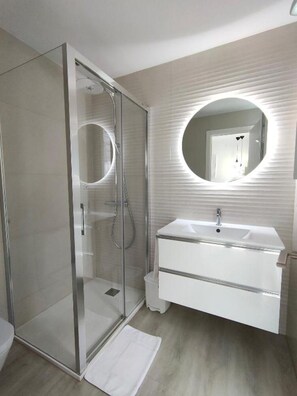 Shower, hair dryer, towels, soap - Casa Mallén, in the heart of Nervión (Sevilla)