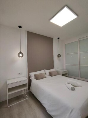 3 chambres, fer et planche à repasser, Wi-Fi, draps fournis