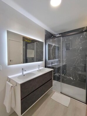 淋浴设施、吹风机、毛巾、肥皂