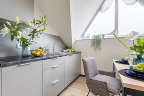 Fridge, microwave, stovetop, electric kettle - Aparthotel Solskiego 44 Wrocław (Wroclaw)