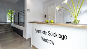 Una recepción con un cartel que dice "Aparthotel Solskiego Wroclaw".