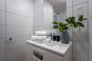 Shower, hair dryer, towels, soap - Aparthotel Solskiego 44 Wrocław (Wroclaw)