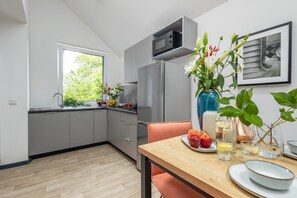 Fridge, microwave, stovetop, electric kettle - Aparthotel Solskiego 44 Wrocław (Wroclaw)