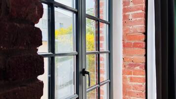 Comfort-Studio | Laptopgeeigneter Arbeitsplatz, Bügeleisen/Bügelbrett, kostenloses WLAN