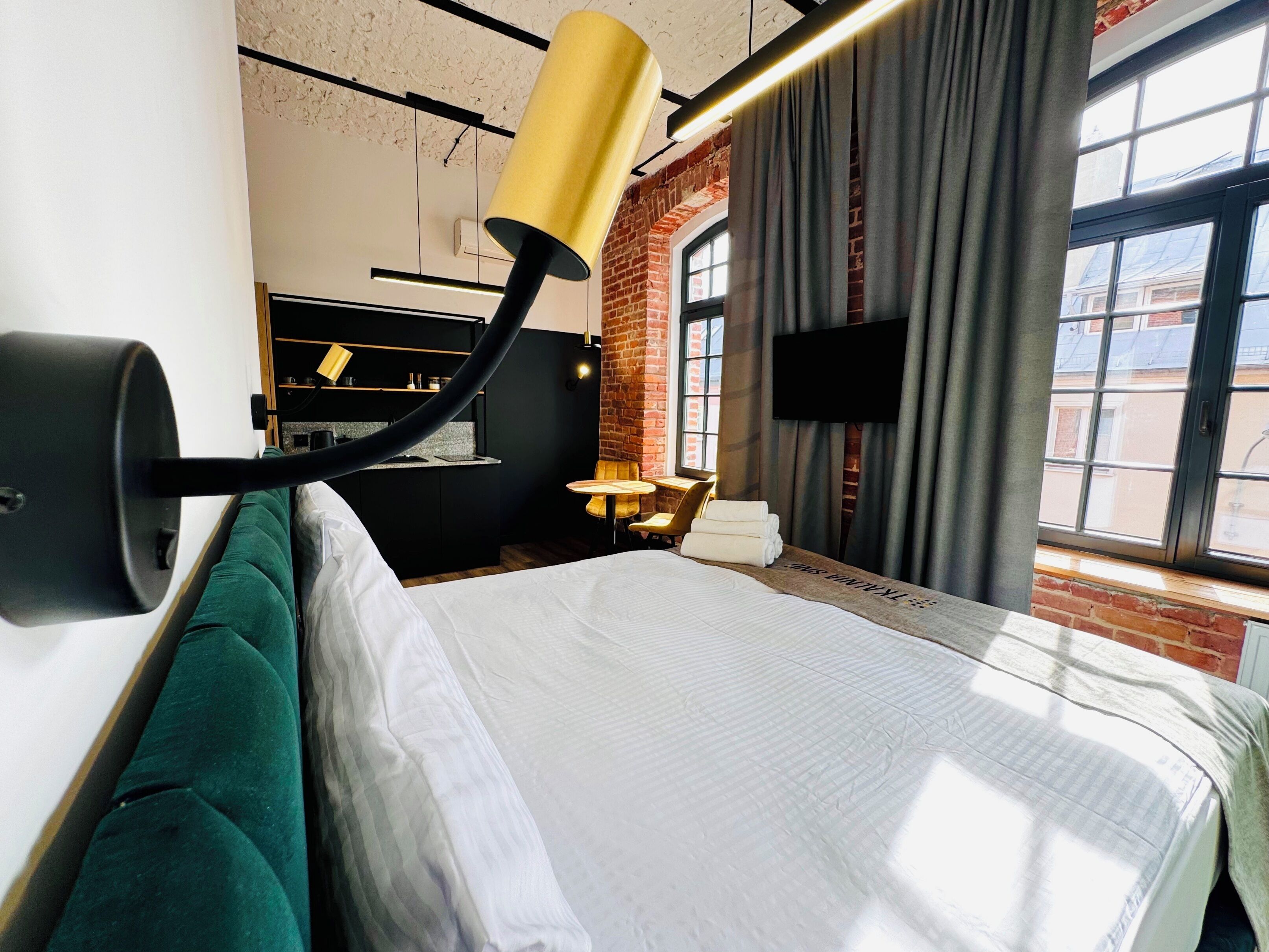 Studio – comfort | Skrivebord for bærbar PC, strykejern/-brett og wi-fi (inkludert)