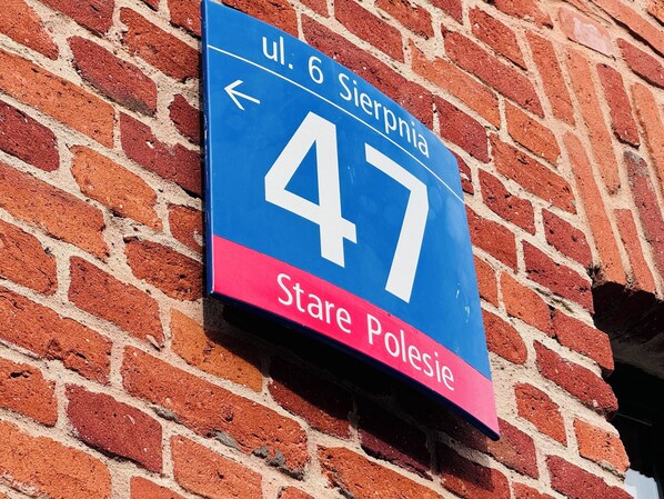 Señal direccional con el número 47 y el texto 'ul. 6 Sierpnia' y 'Stare Polesie'.