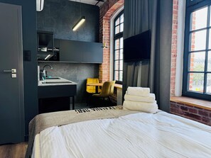 Economy Studio | Laptop workspace, iron/ironing board, free WiFi, bed sheets - Tkalnia Snu (Lódz)