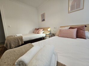 3 makuuhuonetta, silitysrauta/-lauta, ilmainen Wi-Fi, vuodevaatteet