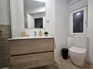 Dusche, Whirlpool, Haartrockner, Handtücher