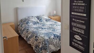 2 slaapkamers, een strijkplank/strijkijzer, reisbedje