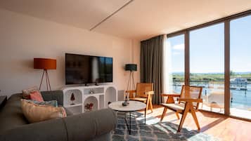 Suite, balcón, vistas al mar | 1 dormitorio, caja fuerte, escritorio y ropa de cama