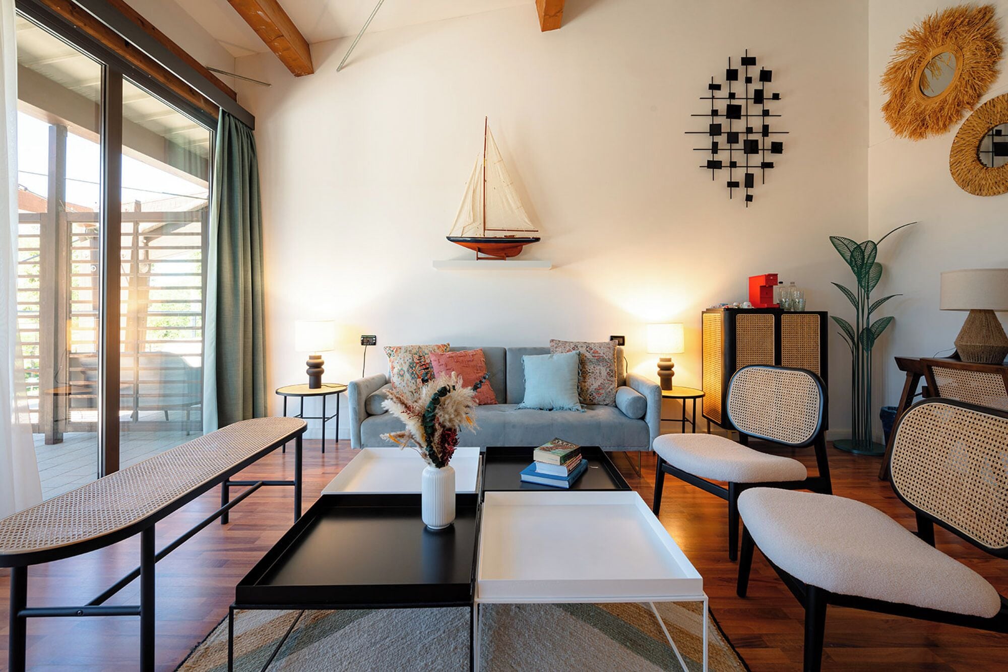 Suite, balcone | Una cassaforte in camera, una scrivania, lenzuola