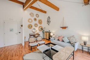 Suite, balcon | Salle de séjour