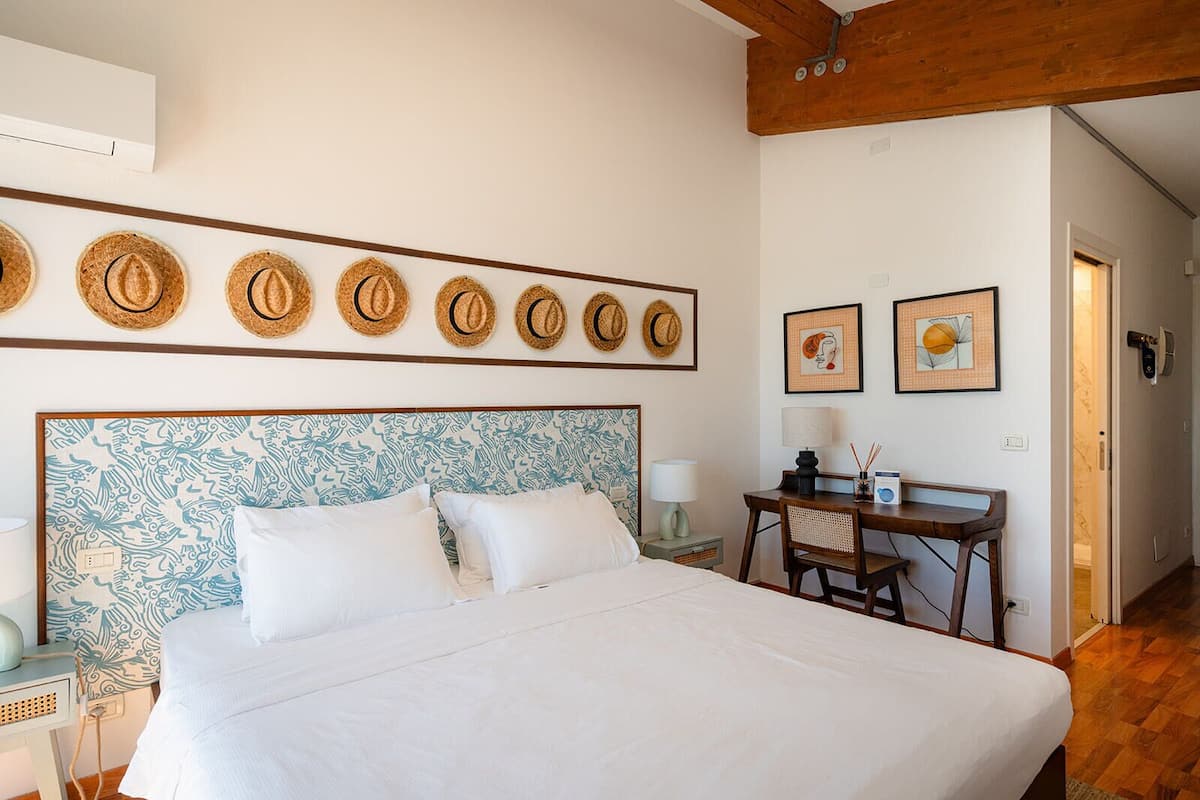 Deluxe Double Room, Sea View | 1 bedroom, in-room safe, desk, bed sheets