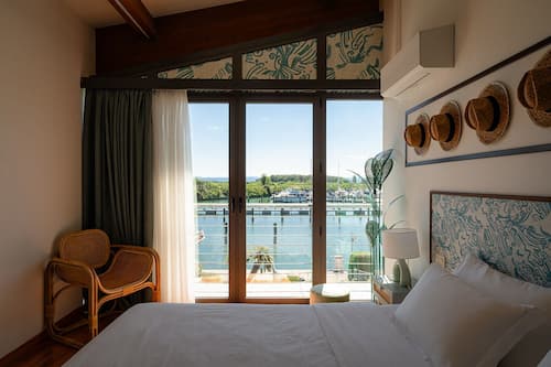 Deluxe tweepersoonskamer, uitzicht op zee | Een kluis op de kamer, een bureau, beddengoed