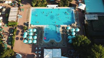 Piscine extérieure (ouverte en saison)