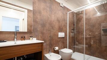 Suite, balkon, pemandangan laut | Kamar mandi | Shower, perlengkapan mandi gratis, pengering rambut, dan handuk