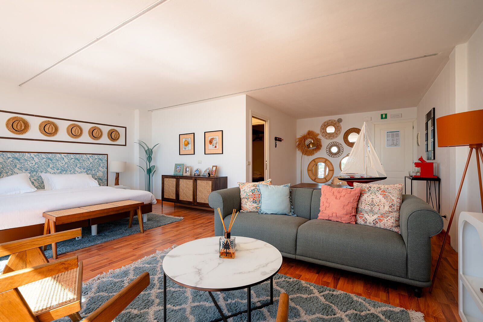 Suite, balcone, vista mare | Una cassaforte in camera, una scrivania, lenzuola