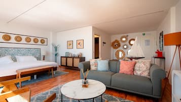 Suite, balcone, vista mare | Una cassaforte in camera, una scrivania, lenzuola