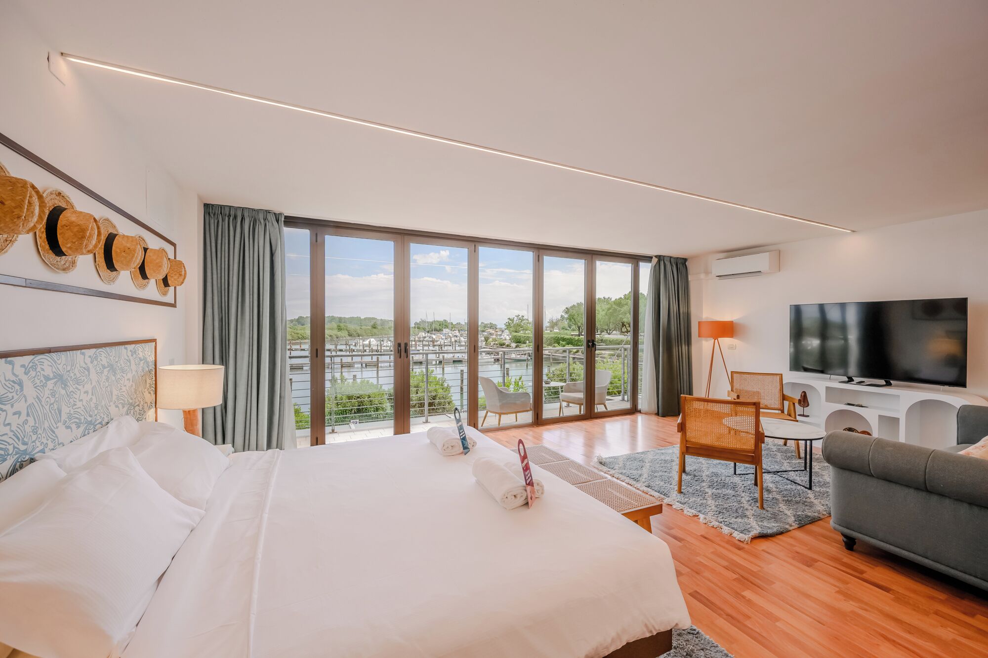 In-room safe, desk, bed sheets