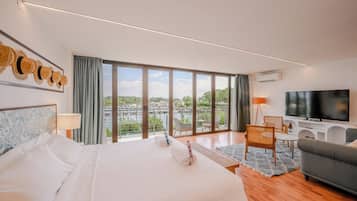 In-room safe, desk, bed sheets