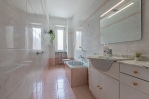 Apartment, Balcony | Bathroom