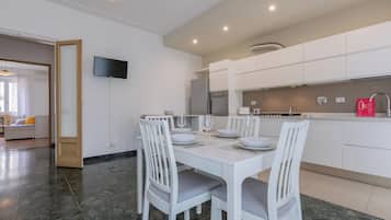Apartment, Balkon | Essbereich im Zimmer