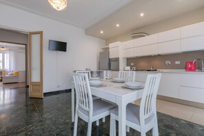 Appartement, balkon | Dineren in de kamer