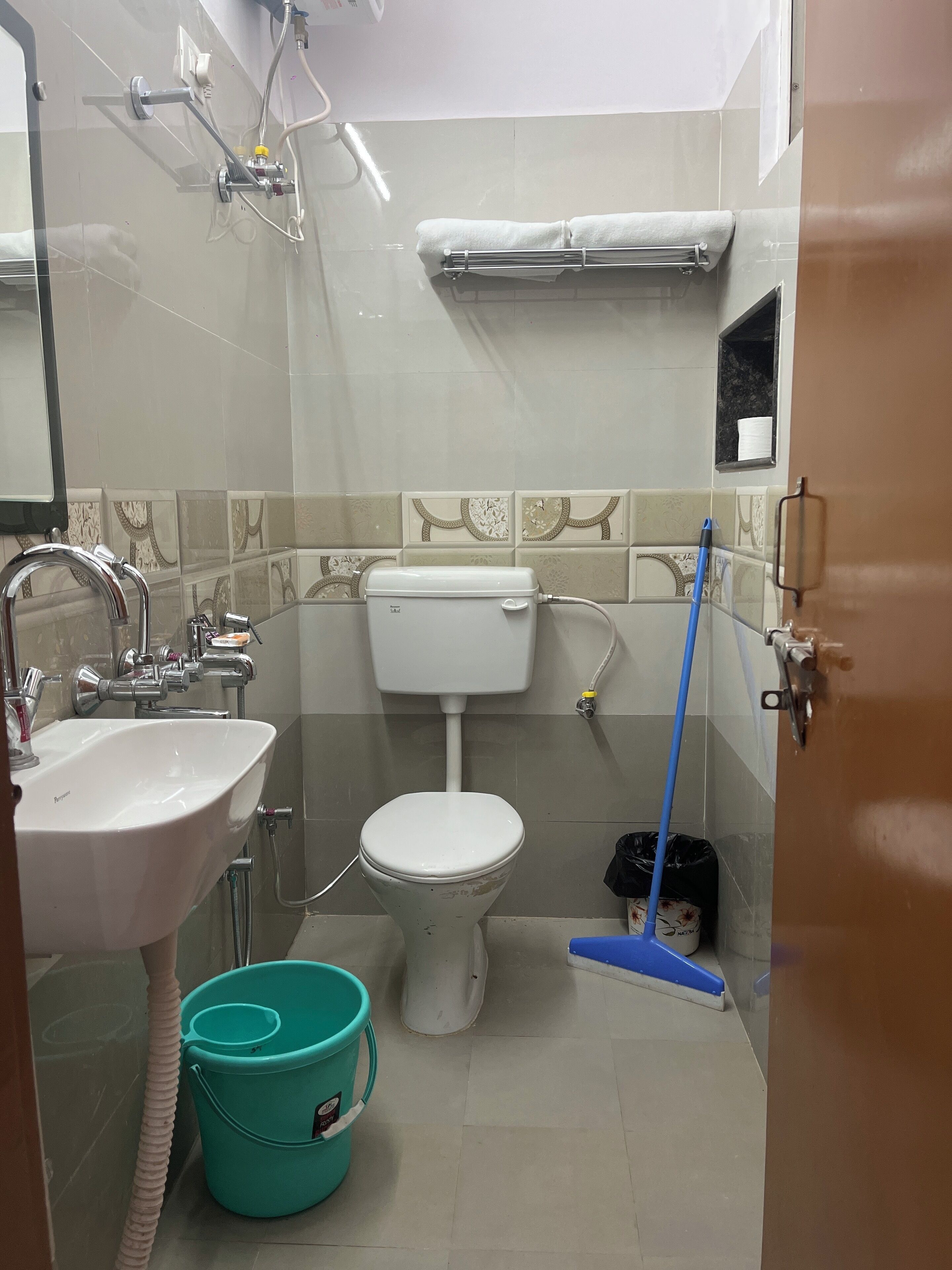 Ducha, toallas, jabón y papel higiénico