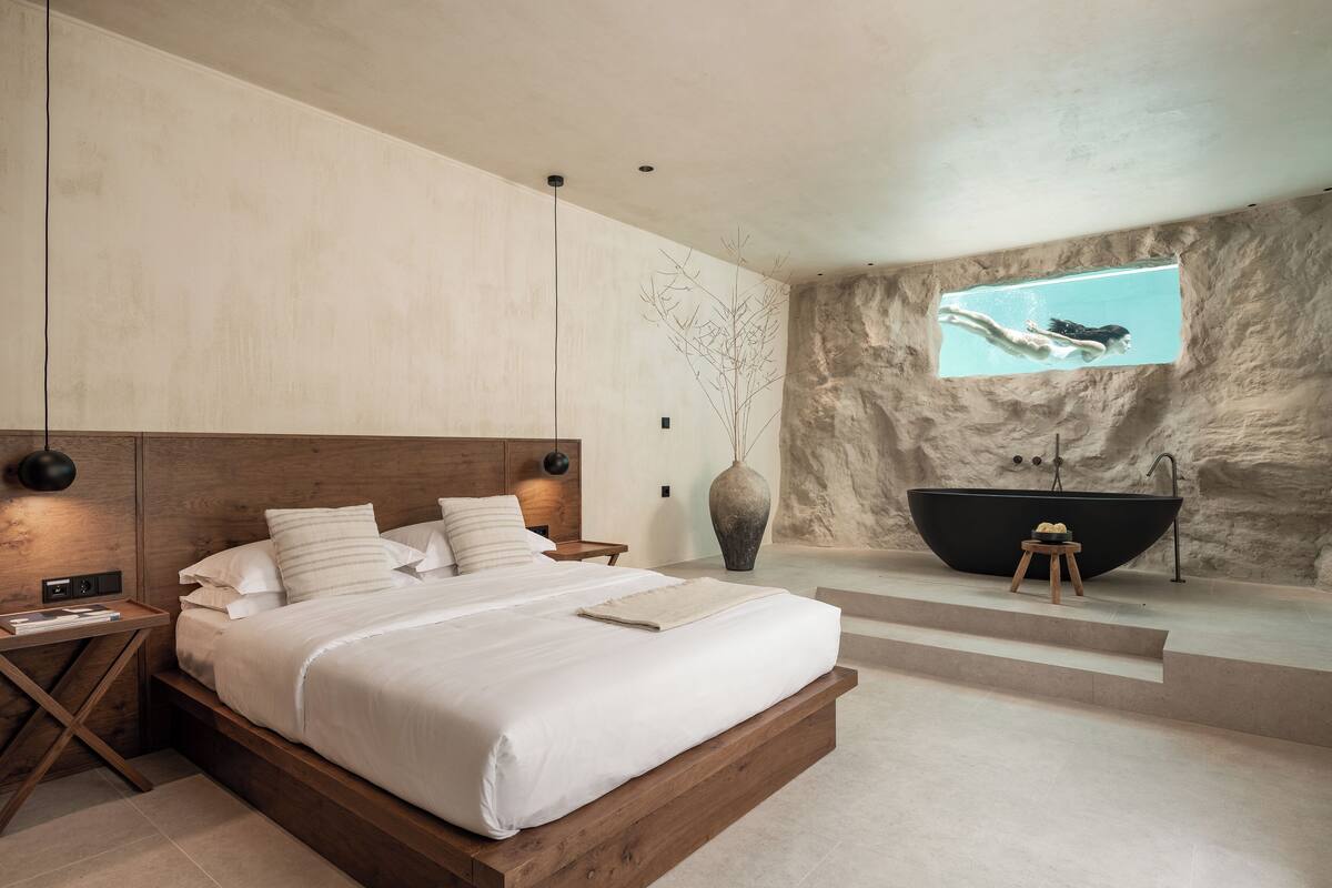 Signature Private Pool Suite