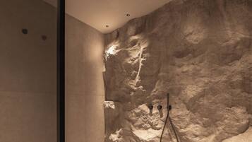 Signature Private Pool Suite | Bathroom