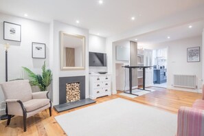 TV - Charming Central Cottage (Cambridge)