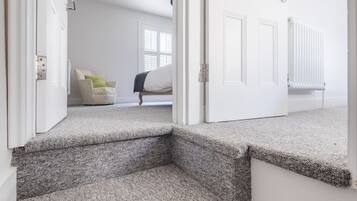 2 habitaciones, escritorio, tabla de planchar con plancha y wifi